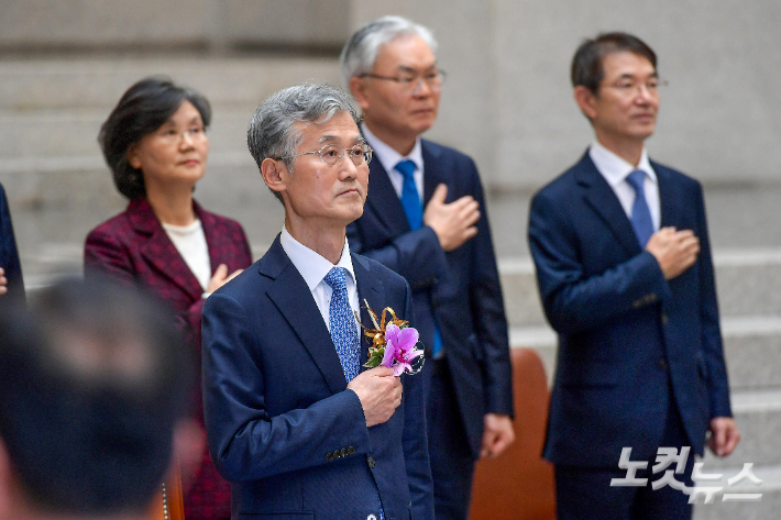 조희대 신임 대법원장이 11일 서울 서초구 대법원에서 열린 취임식에서 국민의례를 하고 있다. 박종민 기자