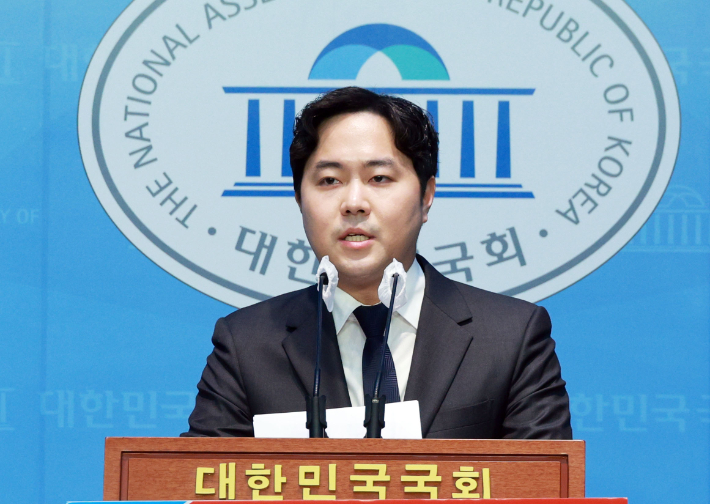 김영삼 전 대통령의 손자인 김인규 전 대통령 정무수석실 행정관이 11일 국회 소통관에서 기자회견을 열고 부산 서·동구 출마 선언을 하고 있다. 연합뉴스