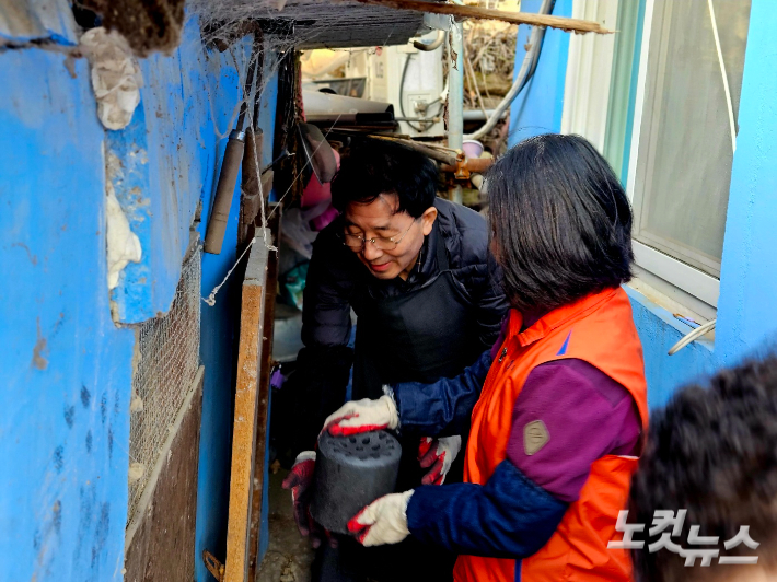 한국기독교교회협의회 김종생 총무(왼쪽)가 지난 8일 경기도 동두천시 광암로에서 연탄 나눔 봉사활동을 펼치고 있다.