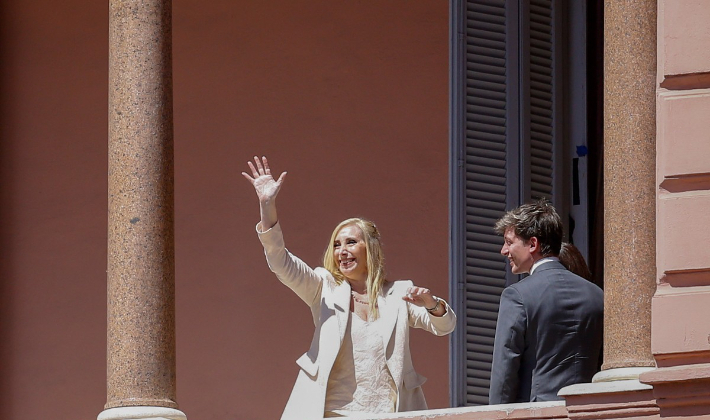 10일(현지시간) 아르헨티나 부에노스아이레스 대통령 궁(카사 로사다)에서 하비에르 밀레이 대통령의 여동생인 카리나 밀레이가 청중을 향해 손을 흔들고 있다. 연합뉴스