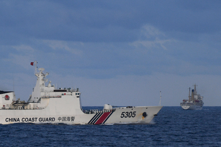 10일 남중국해에서 중국 해안 경비대 선박이 필리핀 선박 근처에서 항해 중이다. 연합뉴스