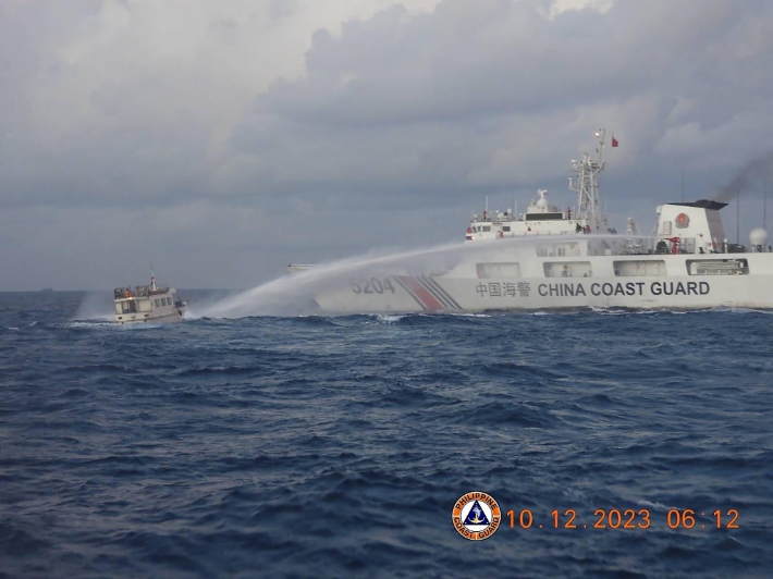 중국 해안경비대 선박이 10일 영유권 분쟁 지역인 남중국해에서 필리핀 해군이 운용하는 보급선에 물대포를 발사하고 있다. 연합뉴스