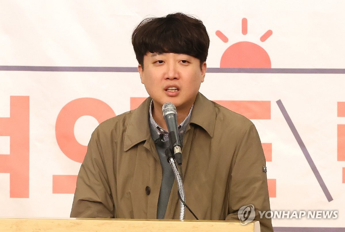 (서울=연합뉴스) 이정훈 기자 = 국민의힘 이준석 전 대표가 20일 국회 도서관에서 열린 하태경 의원의 출판기념회에서 축사를 하고 있다. 2023.11.20 uwg806@yna.co.kr 연합뉴스