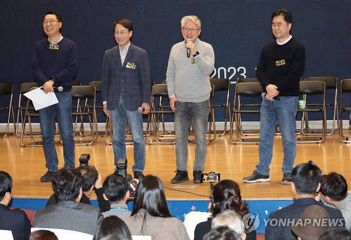 (서울=연합뉴스) 한상균 기자 = 10일 국회에서 열린 더불어민주당 비주류 모임 '원칙과 상식'의 국민과 함께 토크쇼에서 의원들이 인사말을 하고 있다.      왼쪽부터 윤영찬, 이원욱, 조응천, 윤영찬, 김종민 의원. 2023.12.10 xyz@yna.co.kr 연합뉴스
