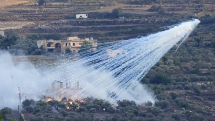 2023년 10월 백린탄으로 추정되는 이스라엘군 포탄이 레바논 남부 국경 마을에 투하돼 폭발하는 모습. 연합뉴스