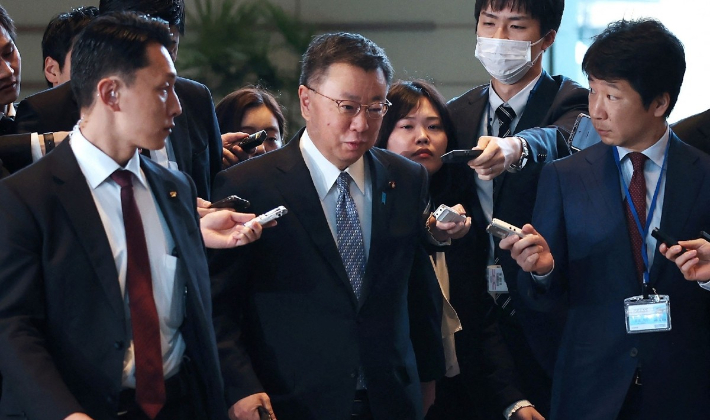 마쓰노 히로카즈 일본 관방장관(가운데)이 11일 도쿄 총리 관저에 도착하자 취재진이 그를 둘러싸고 있다. 일본 정부 대변인이자 총리관저 2인자인 마쓰노 장관은 최근 비자금 조성 의혹에 휩싸였다. 연합뉴스