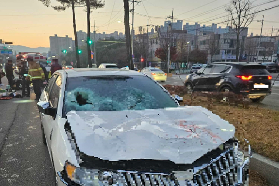 지난달 22일 오전 6시 46분쯤 강원 춘천시 퇴계동 남춘천역 인근 도로에서 80대 남성 A씨가 몰던 차량이 횡단보도를 건너던 보행자 3명을 들이받았다. 강원소방본부 제공