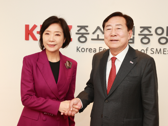 오영주 중소벤처기업부 장관 후보자(왼쪽)가 11일 중소기업중앙회를 방문해 김기문 회장과 악수하고 있다. 중기부 제공
