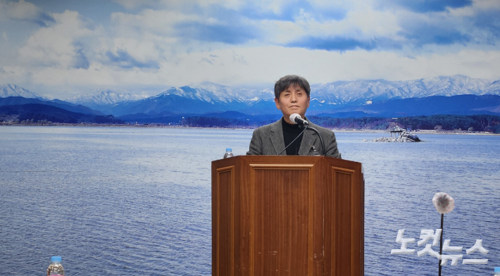 12일 오후 기자회견을 하고 있는 강릉시 최윤순 행정국장. 전영래 기자