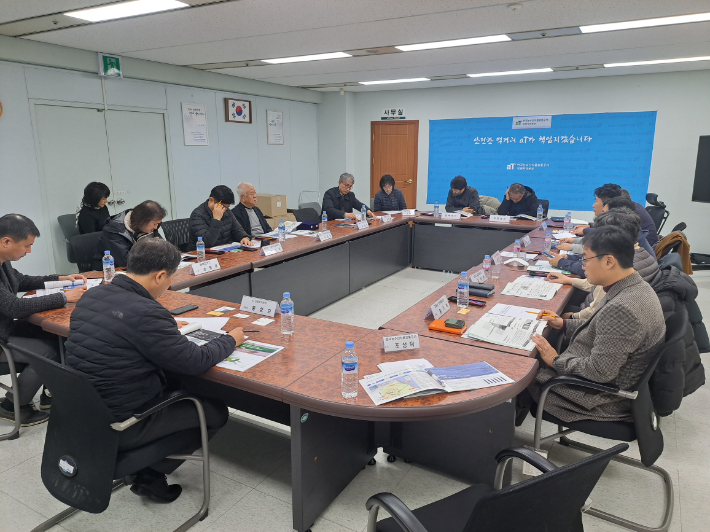 강릉시는 지난 12일 한국농수산식품유통공사(aT) 강원지역본부와 시 항만물류 담당 부서, 도내 8개 시군 수출협회와 옥계항 컨테이너 국제항로 서비스 기업 등이 참석한 가운데 2023년도 하반기 수출협의회 네트워킹 회의를 개최했다. 강릉시 제공