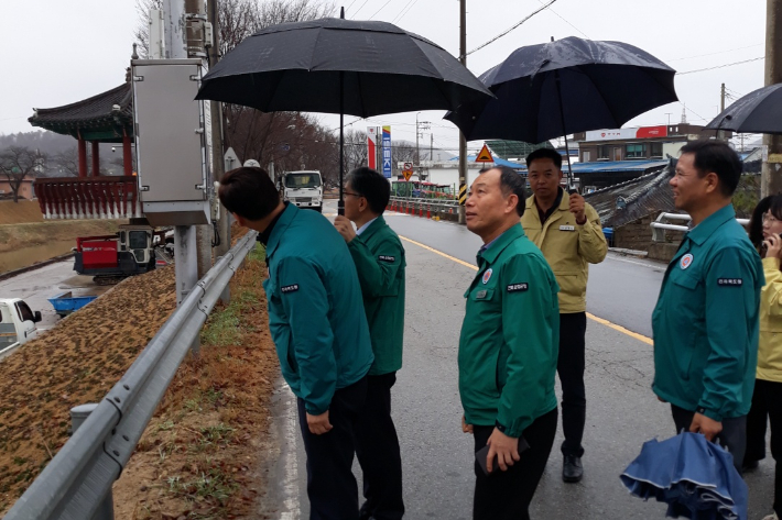 전라북도가 겨울철 폭설과 한파, 지진 등 자 연재난을 대비해 순창군 순창읍과 동계면을 찾아 재난예경보시설을 점검했다. 전라북도 제공