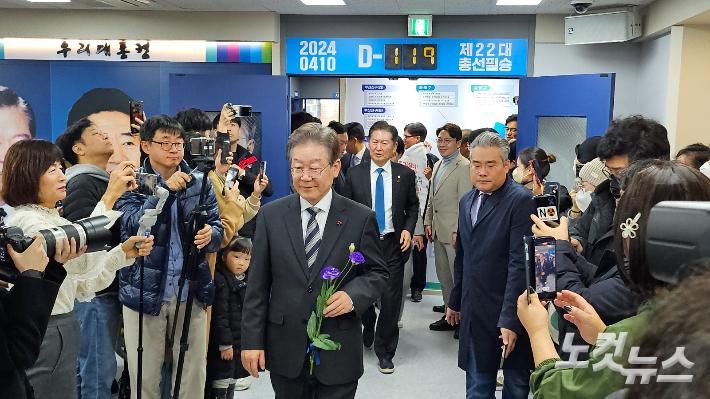 이재명 대표가 13일 부산에서 열린 민주당 현장 최고위원회의 회의장으로 들어서고 있다. 박진홍 기자