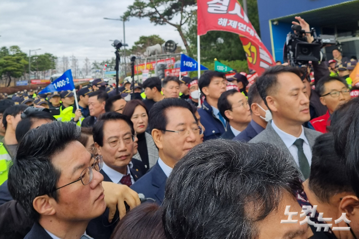 김영록 전남도지사가 13일 오후 2시 무안 도민과의 대화를 위해 무안 종합 스포츠 파크에 입장하려 했으나 광주 전투비행장 무안 이전 반대 범군민 대책위원회 소속 주민이 원천 봉쇄해 진입하지 못하고 있다. 김형로 기자