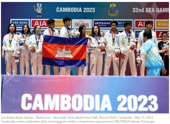 캄보디아 배드민턴 대표팀이 지난 5월 SEA 게임 혼합 단체전에서 우승한 뒤 시상대에 선 모습. 협회