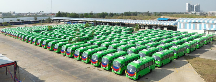 부영그룹은 이중근 부영그룹 회장이 라오스에 버스 600대를 기증했다고 14일 밝혔다. 사진은 이중근 부영그룹 회장이 라오스에 기부한 버스. 부영그룹 제공