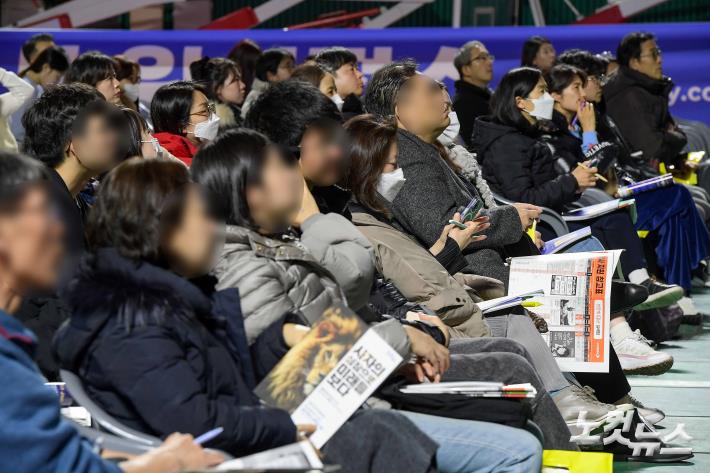 입시전략 설명 듣는 학부모 및 수험생들