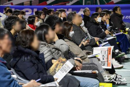 입시전략 설명 듣는 학부모 및 수험생들