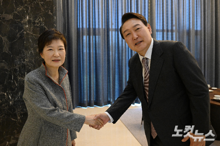 윤석열 대통령 당선인이 12일 오후 박근혜 전 대통령 대구 달성 사저를 예방, 박 전 대통령과 악수하고 있다. 당선인 대변인실 제공 박종민 기자