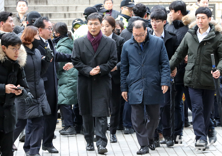 안희정 전 충남지사가 1일 오후 서울 서초구 서울고등법원에서 열린 '비서 성폭행' 관련 강제추행 등 항소심 선고공판에 출석하고 있다. 이한형 기자