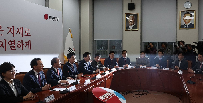 국민의힘 김기현 대표가 사퇴한 다음날인 14일 윤재옥 원내대표 겸 대표 권한대행과 지도부가 국회에서 열린 최고위원회의에서 어두운 표정을 짓고 있다.  연합뉴스