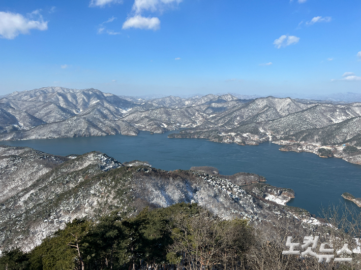 케이블카에서 내려다 본 청풍호. 김유정 여행작가