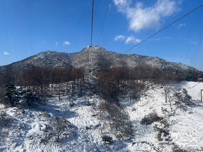 케이블카를 타고 올라가면서 보이는 풍광.  김유정 여행작가