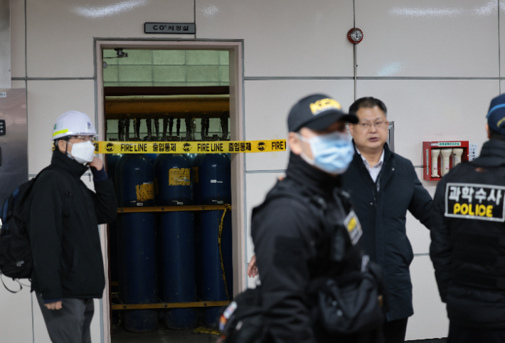 15일 오전 서울 송파구 지하철 8호선 복정역 내 변전실에서 이산화탄소(CO2)가 방출되는 사고가 발생해 통제되고 있다. 연합뉴스