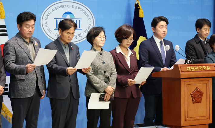 더불어민주당 더좋은미래 의원들이 15일 국회에서 이낙연 전 대표의 창당 선언 철회 촉구 기자회견을 하고 있다. 연합뉴스