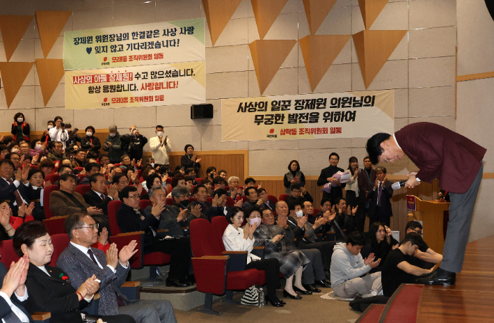 국민의힘 장제원 의원이 15일 오후 부산 사상구청에서 열린 의정보고회에서 지지자들에게 인사하고 있다. 연합뉴스