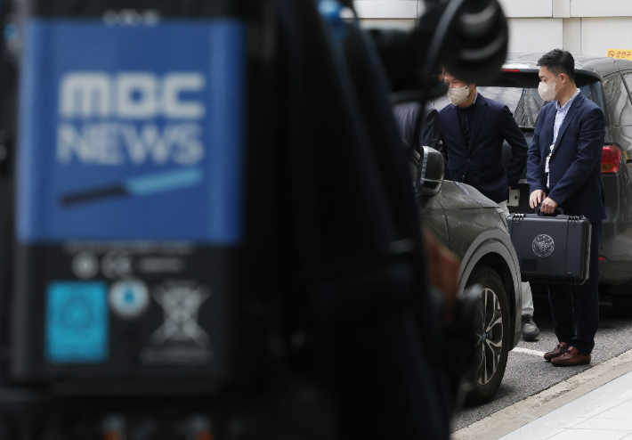 경찰이 지난 5월 상암동 MBC 사옥을 압수수색하기 위해 들어가고 있다. 연합뉴스