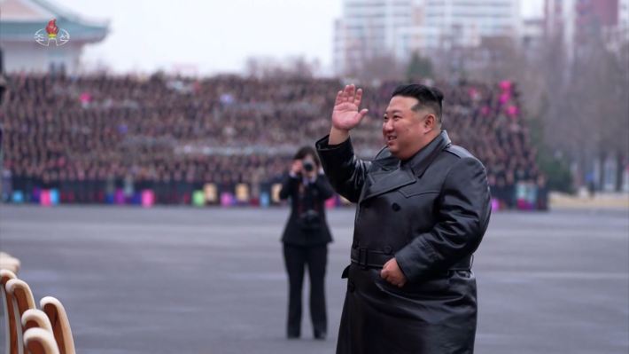 북한 김정은, 제5차 전국어머니대회 참가자들과 기념촬영. 연합뉴스