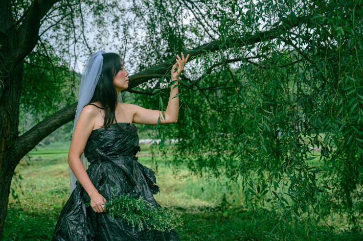 작품 '비닐과의 결혼'. 한진희 제공 