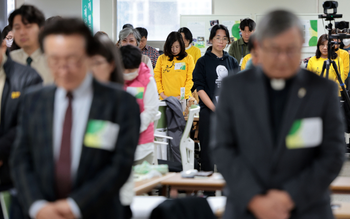 16일 오후 서울역 공간모아에서 열린 재난참사 피해자연대 발족식에서 참석자들이 묵념을 하고 있다. 연합뉴스