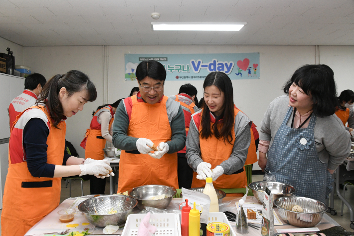 왼쪽에서 두번째 BNK부산은행 방성빈 은행장 BNK부산은행 제공 