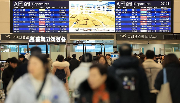 전국에 한파가 몰아친 17일 오전 제주국제공항 국내선 출발층이 이용객들로 붐비고 있다. 연합뉴스