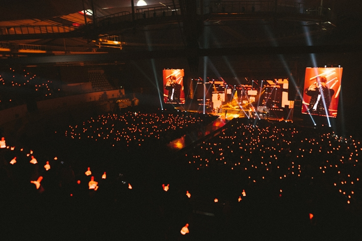 지난 15일 서울 송파구 올림픽공원 SK핸드볼경기장에서 열린 에픽하이 20주년 콘서트 첫 곡은 '백야'였다. 