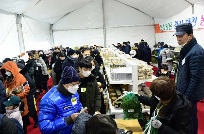 화천산천어축제장 농특산물 판매부스. 화천군 제공