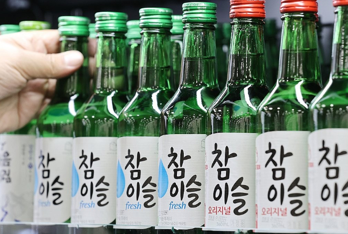 대형마트에 진열된 하이트진로의 소주 제품들. 연합뉴스