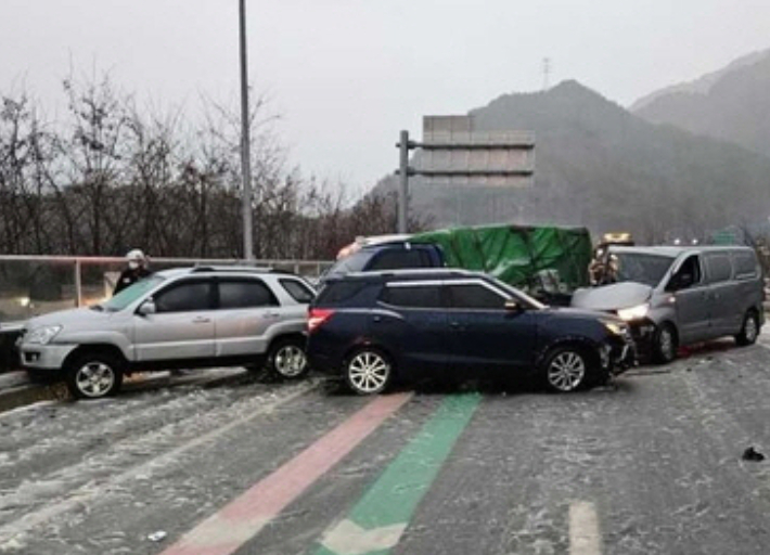 지난 15일 오전 7시 47분쯤 서울양양고속도로 양양 방향 상남6터널 인근에서 차량 5대의 연쇄 추돌사고가 발생했다. 강원특별자치도소방본부 제공