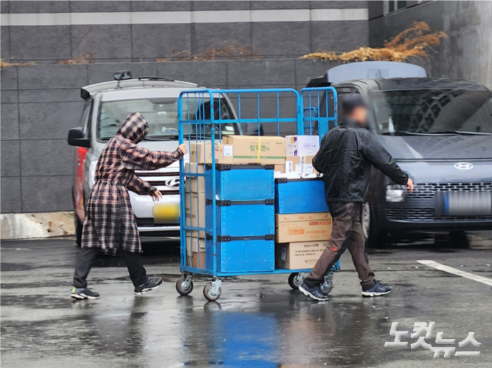 부산 사상구의 한 야외 주차장에서 의약품 상하차가 이뤄지면서 의약품들이 내리는 비에 무방비로 노출되고 있다. 정혜린 기자