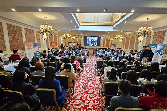 지난 11월 키르키즈스탄, 우즈베키스탄에서 열린 '뿌리산업 외국인 기술인력 양성대학' 사업 입학설명회 현장. 한국전문대학교육협의회 제공