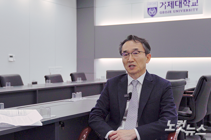 거제대학교의 외국인 유학생 현황과 방향성, 지역에서의 역할에 대해 설명하고 있는 거제대학교 국제교류원 양승주 원장. 노컷TV 김재두