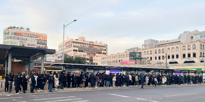 18일 오전 김포도시철도(김포골드라인) 전동차 고장으로 운양역~양촌역 구간 운행이 중단되자 구래역 버스정류장이 출근길 승객들로 붐비고 있다. 사진 연합뉴스