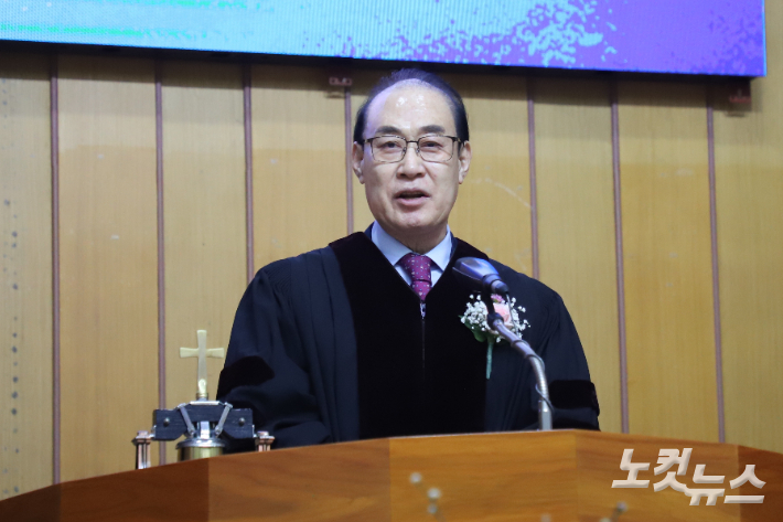 포항대광교회는 16일 오후 2시부터 이호현 담임목사(사진) 은퇴 및 원로장로 추대, 은퇴, 임직예배를 드렸다. 유상원 아나운서 