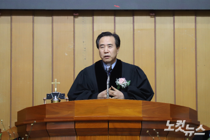 예배에서는 함남노회장 이명신 목사(사진)가 시편 84:1~3,10을 통해 '고라 자손의 신앙고백'을 제목으로 설교했다. 유상원 아나운서