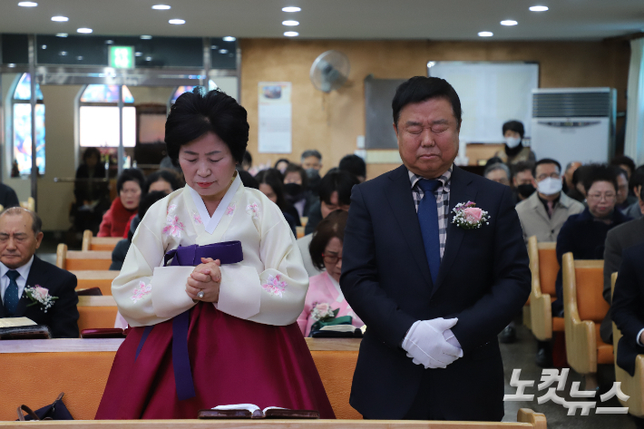 이 자리에서 김건 장로(우측)가 원로장로로 추대됐다. 유상원 아나운서