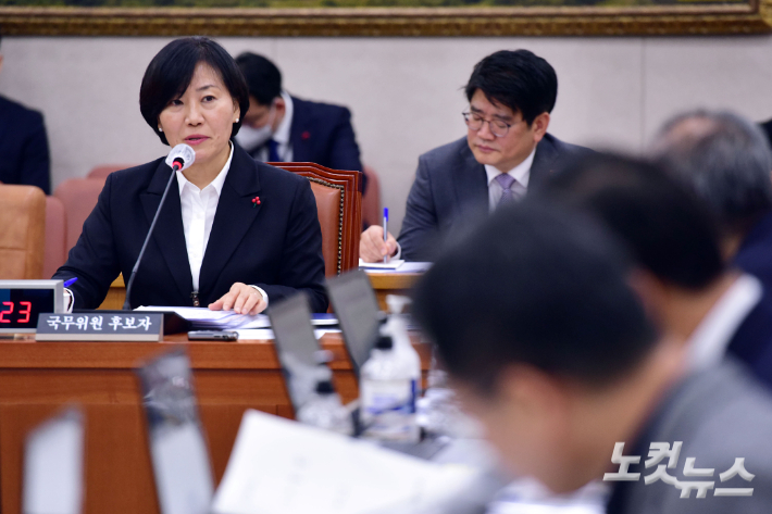 송미령 농림축산식품부 장관 후보자가 18일 서울 여의도 국회에서 열린 인사청문회에서 의원 질의에 답변을 하고 있다. 윤창원 기자