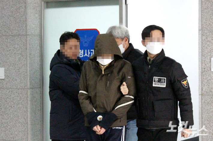 청주 노래방 여주인 강도살인 사건의 50대 피의자가 영장실질심사를 받기 위해 경찰서를 나서고 있다. 최범규 기자