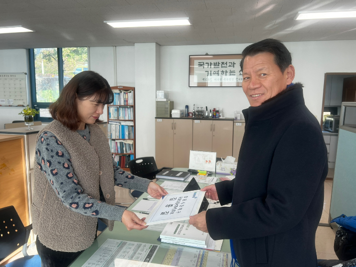 더불어민주당 김종길 전 진해구 지역위원장이 예비후보에 등록하고 있다.  김종길 후보 선본 제공