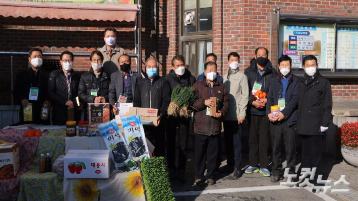  전남 함평전원교회는 친환경 농법 전수와 농산물 도농 직거래 등 다양한 협동조합 활동을 통해 교회는 물론 마을에 활기를 불어넣고 있다.